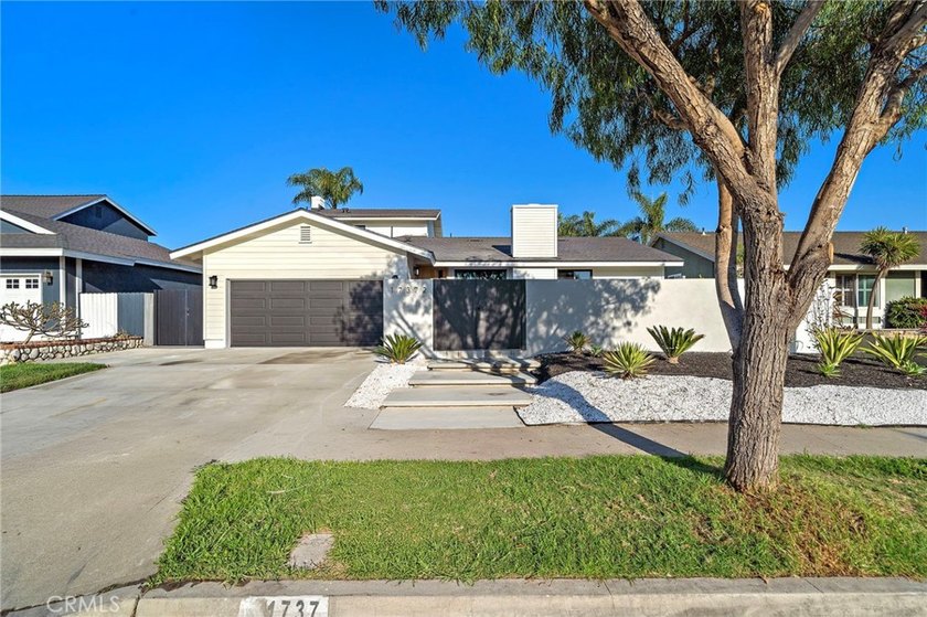 This Crisp Contemporary California Classic home has been - Beach Home for sale in Huntington Beach, California on Beachhouse.com