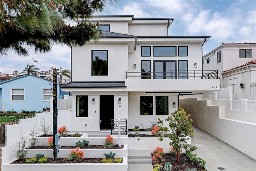 Welcome to this exquisite residence nestled in the heart of - Beach Townhome/Townhouse for sale in Redondo Beach, California on Beachhouse.com
