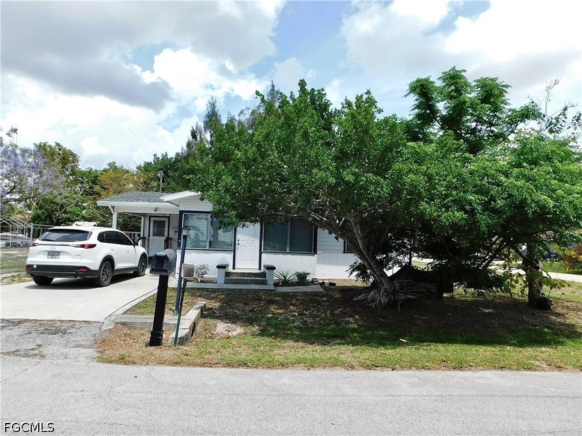 Endless potential meets cottage charm! Tucked away on an - Beach Home for sale in North Fort Myers, Florida on Beachhouse.com