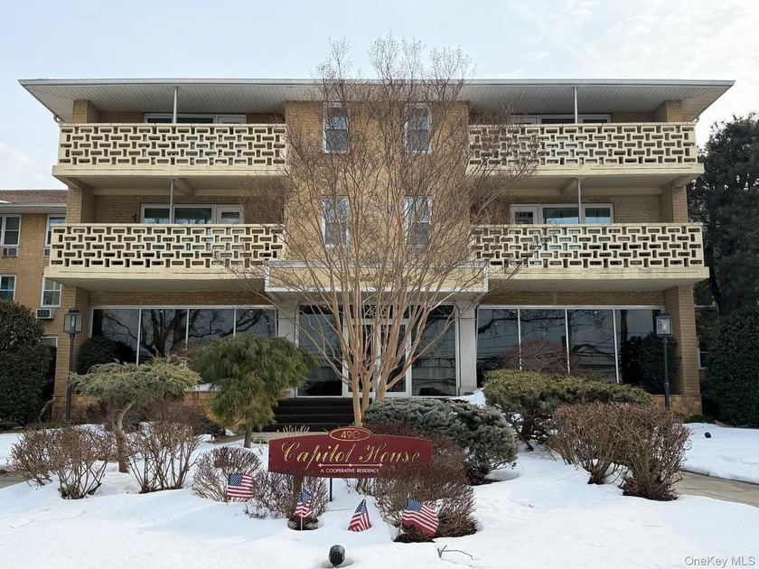 First-floor, sun-drenched one-bedroom residence offering - Beach Home for sale in East Rockaway, New York on Beachhouse.com
