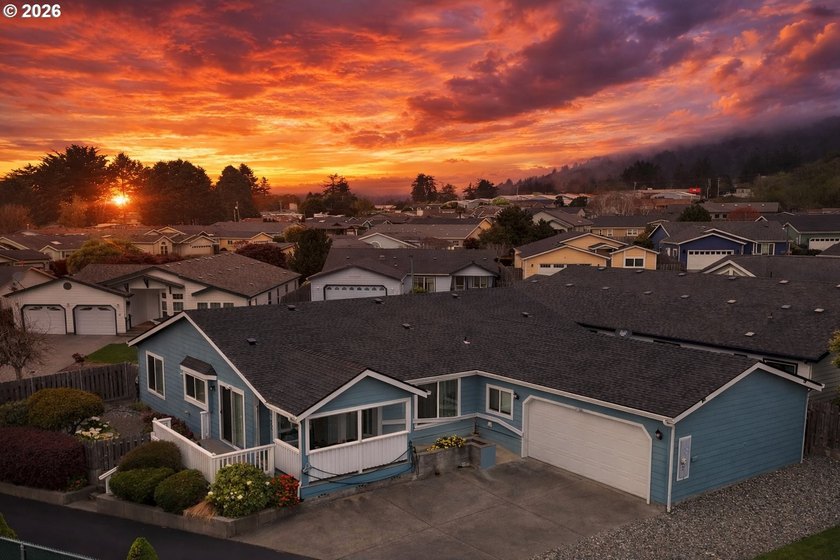 Ready for that discriminating buyer, a big beautiful - Beach Home for sale in Brookings, Oregon on Beachhouse.com