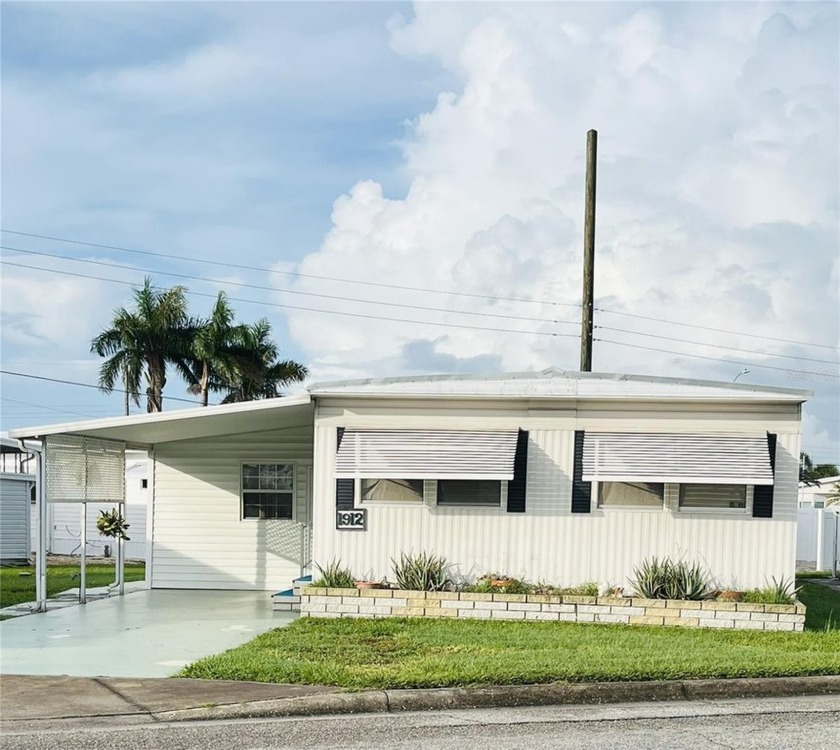 Spacious Lot-and-a-Half | 2BR, 1.5BA with Florida Room & Recent - Beach Home for sale in Bradenton, Florida on Beachhouse.com