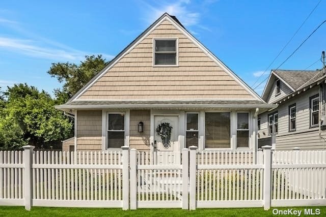 Welcome home to this Awesome Expanded Cape! Feel Old World Charm - Beach Home for sale in Bay Shore, New York on Beachhouse.com