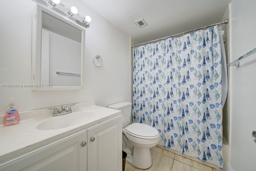 Beautiful Apartment in a good LOCATION, this unit has 2 huge - Beach Condo for sale in Miami, Florida on Beachhouse.com