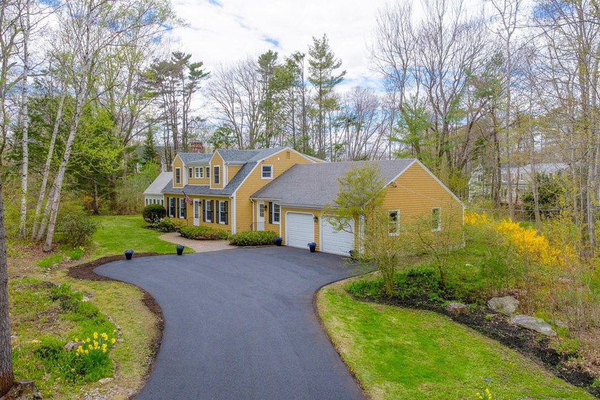 Kayaks at the ready. Boats on the moorings. Neighbors who know - Beach Home for sale in Yarmouth, Maine on Beachhouse.com