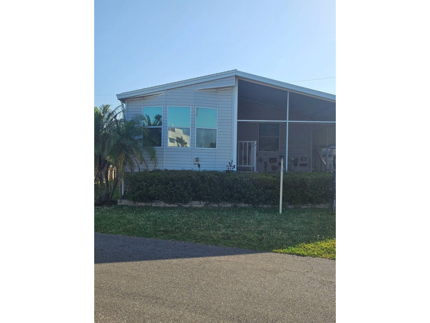 WOW!! This is an incredible waterfront lovely home. 2Bed/2Bath - Beach Home for sale in St. Petersburg, Florida on Beachhouse.com