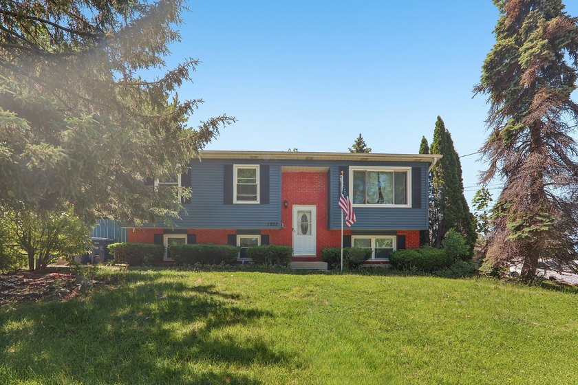 Come take a look at this inviting home in Round Lake Park! - Beach Home for sale in Waukegan, Illinois on Beachhouse.com