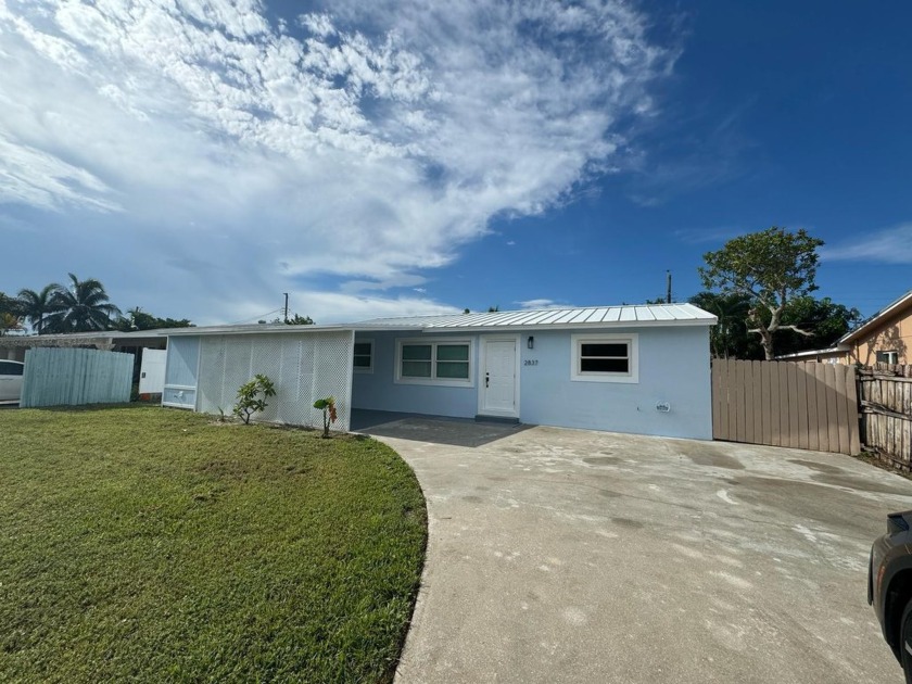 Exquisite Modern Retreat in Lake Worth!Prepare to be dazzled by - Beach Home for sale in Palm Springs, Florida on Beachhouse.com