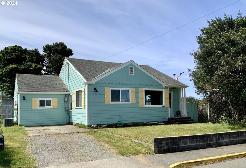 Remodeled/upgraded Adorable Beach House.  All new flooring - Beach Home for sale in Gold Beach, Oregon on Beachhouse.com