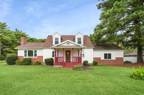 A vibrant remastered home with brick veneer highlights and ample - Beach Home for sale in Painter, Virginia on Beachhouse.com