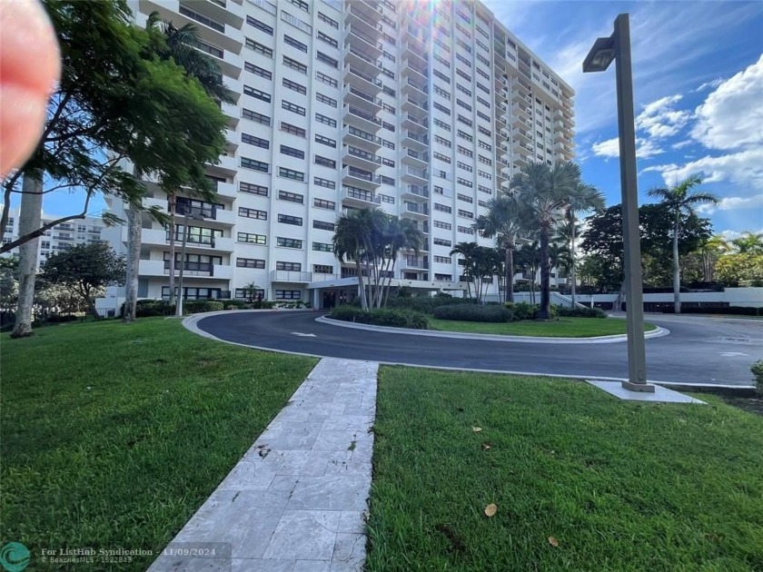 Paradise Awaits!  This unit is move-in-ready and renovated to - Beach Condo for sale in Fort Lauderdale, Florida on Beachhouse.com