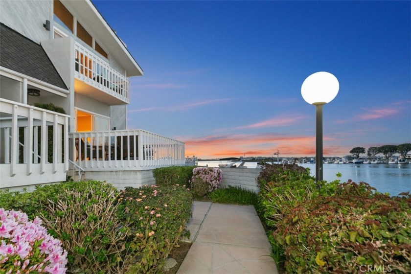 Welcome home! Be captivated by unobstructed waterfront views of - Beach Townhome/Townhouse for sale in Huntington Beach, California on Beachhouse.com