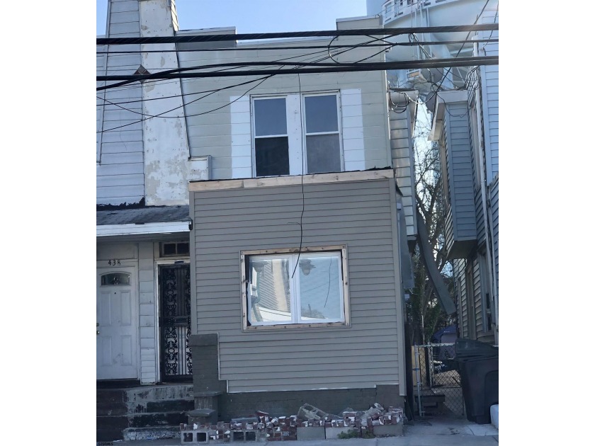 INVESTMENT PROPERTY, VACANT and EZ to show call for a LB, now in - Beach Home for sale in Atlantic City, New Jersey on Beachhouse.com