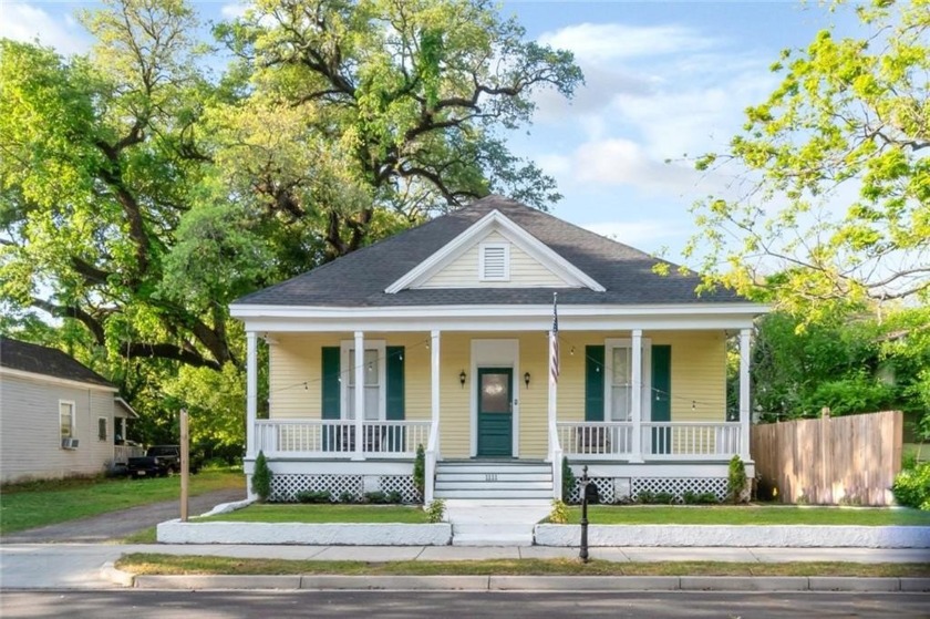 Come enjoy Southern porch life in this Oakleigh Garden District - Beach Home for sale in Mobile, Alabama on Beachhouse.com