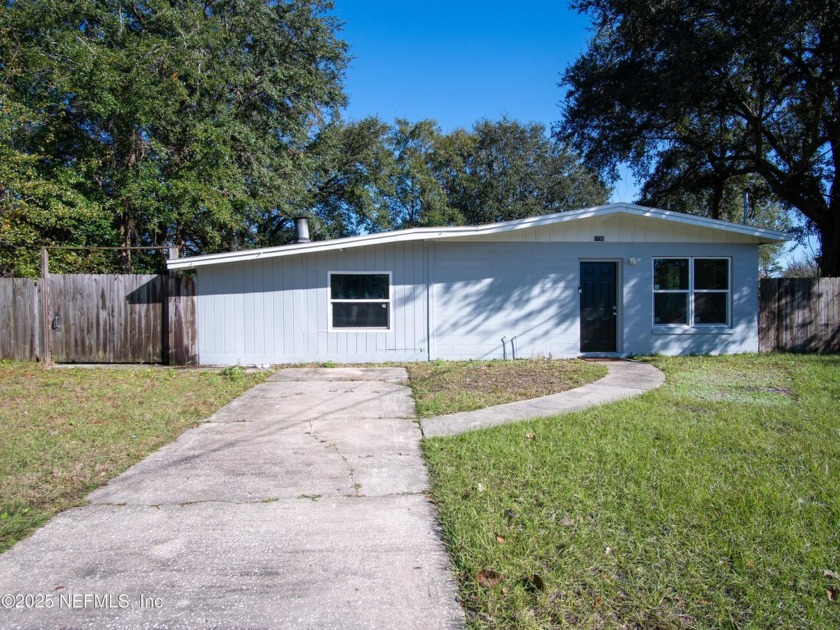 This home is ready for a new family. It is in a great location - Beach Home for sale in Jacksonville, Florida on Beachhouse.com