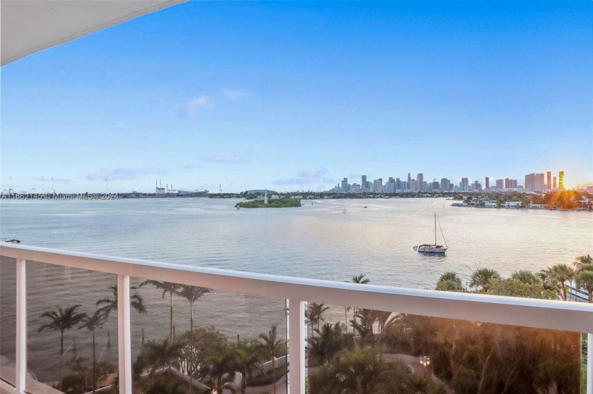 VIEWS! Rarely available 05 line. Stunning panoramic views of - Beach Condo for sale in Miami Beach, Florida on Beachhouse.com