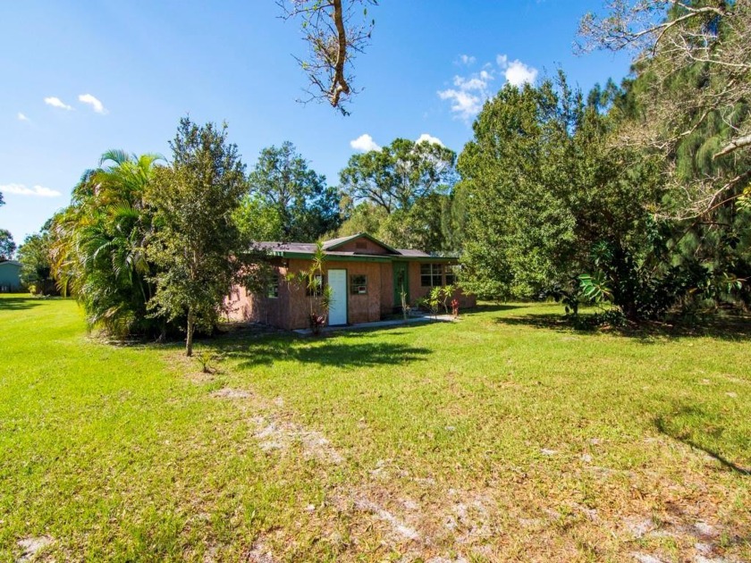 This 3/2 home sits on a large .95 acre lot. This traditional - Beach Home for sale in Vero Beach, Florida on Beachhouse.com