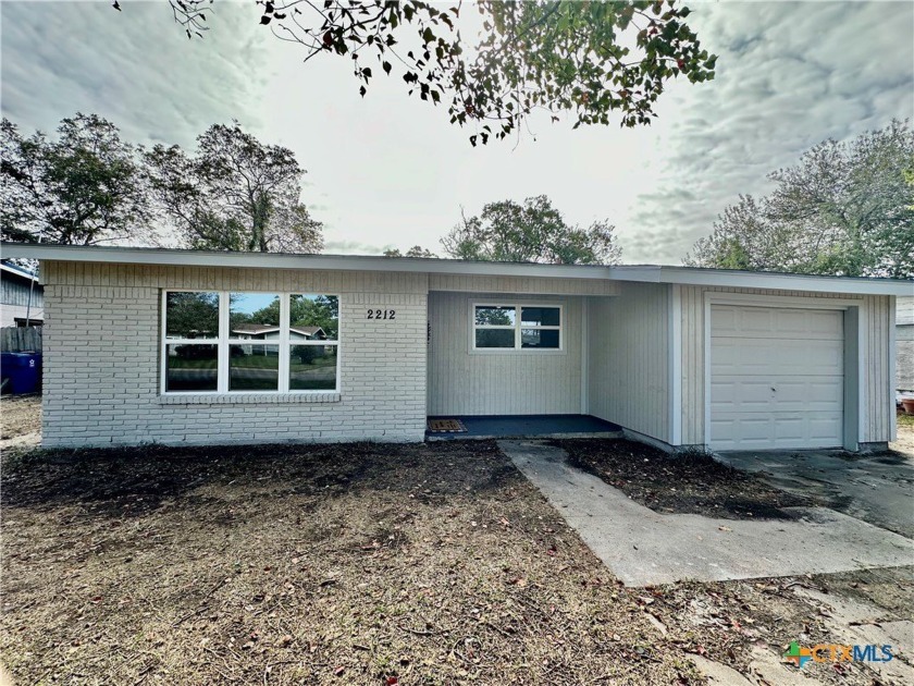 Welcome to 2212 Leon Drive! This small home offers tremendous - Beach Home for sale in Port Lavaca, Texas on Beachhouse.com