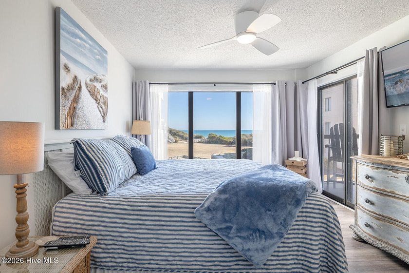Lovely oceanfront condo offering an outstanding rental - Beach Condo for sale in Emerald Isle, North Carolina on Beachhouse.com