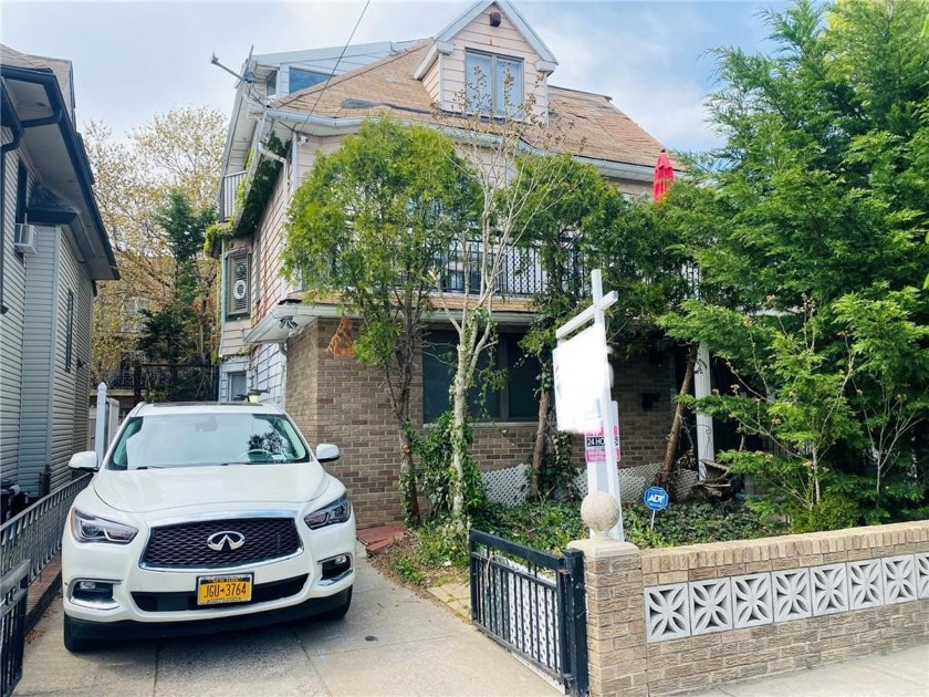 Welcome to this fully detached big two family house located in a - Beach Home for sale in Brooklyn, New York on Beachhouse.com