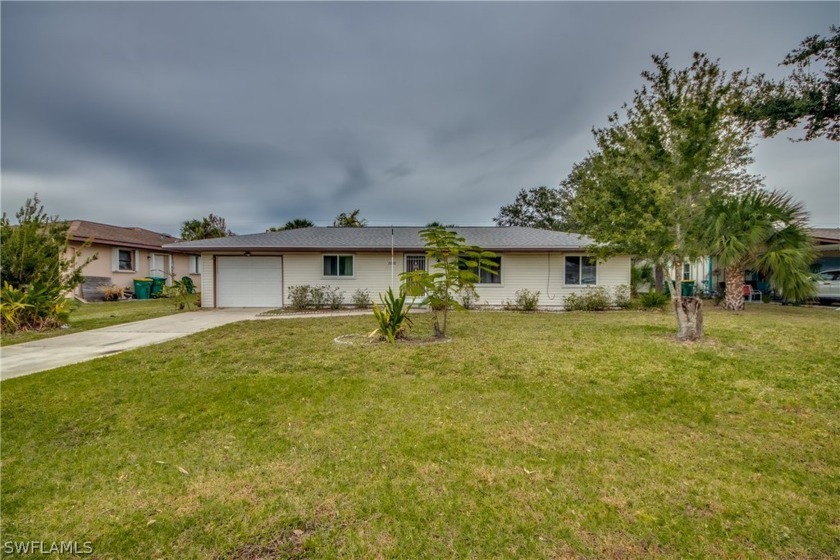 Fixer Upper!! A 2 bedroom, 2 bathroom, 1 car garage with a bonus - Beach Home for sale in Port Charlotte, Florida on Beachhouse.com