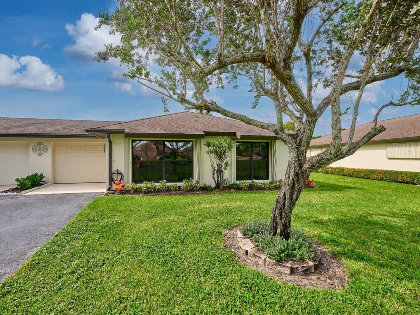 Fantastic Location! This home features a spacious front yard and - Beach Home for sale in Boynton Beach, Florida on Beachhouse.com