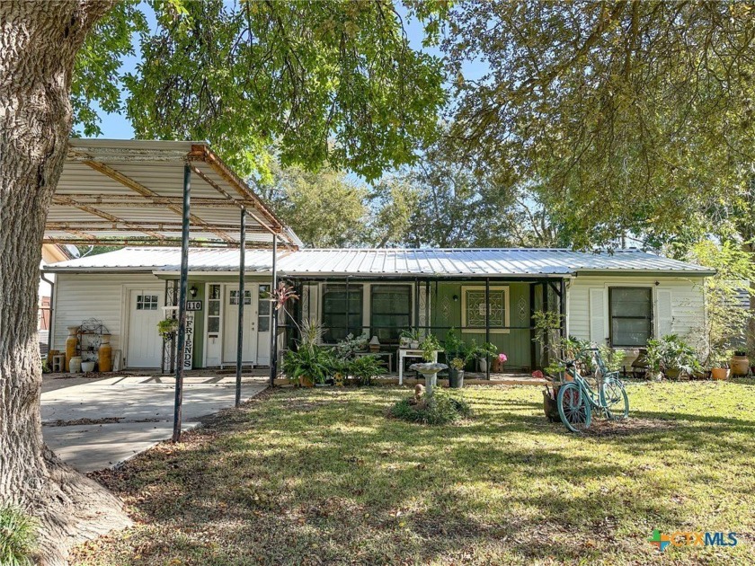 Discover comfort and charm at 110 Crockett St in Port Lavaca! - Beach Home for sale in Port Lavaca, Texas on Beachhouse.com