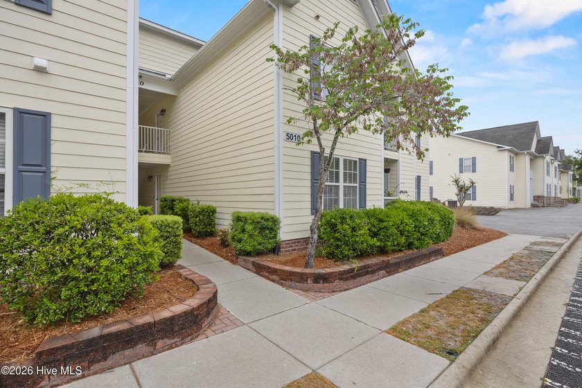 GARAGE INCLUDED & FRESH NEW CARPET! Top-floor end unit condo - Beach Condo for sale in Wilmington, North Carolina on Beachhouse.com