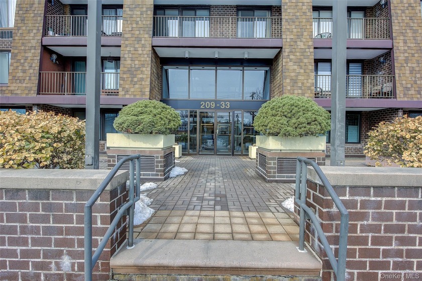 Welcome to this bright and spacious 2-bedroom, 2-bath corner - Beach Condo for sale in Bayside, New York on Beachhouse.com