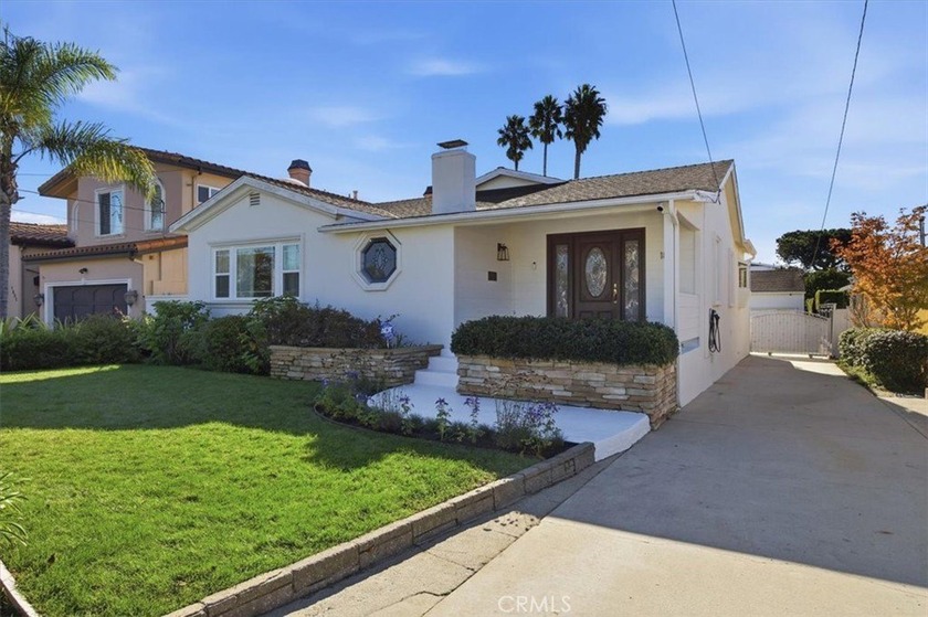 Nestled on an oversized Manhattan Beach lot, this charming - Beach Home for sale in Manhattan Beach, California on Beachhouse.com