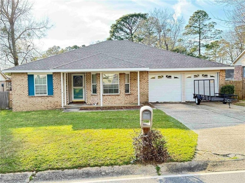 This charming 3 bedroom 2 bath home offers a comfortable and - Beach Home for sale in Daphne, Alabama on Beachhouse.com