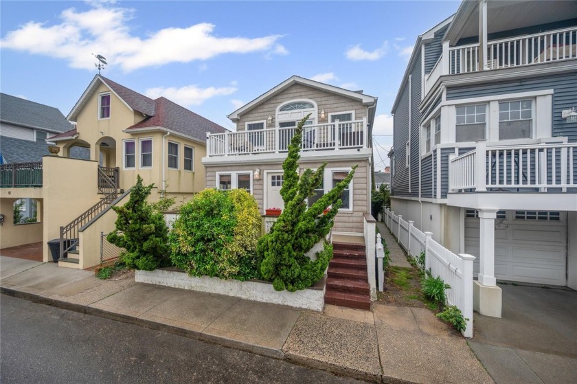 Live the ultimate beach lifestyle in this bright and airy - Beach Home for sale in Long Beach, New York on Beachhouse.com