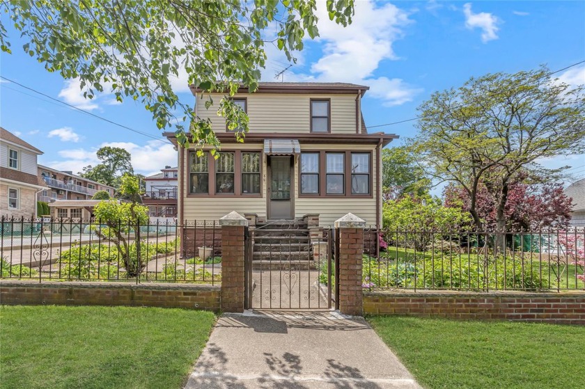 Don't miss this classic 4-bedroom, 2-bath colonial on an - Beach Home for sale in College Point, New York on Beachhouse.com