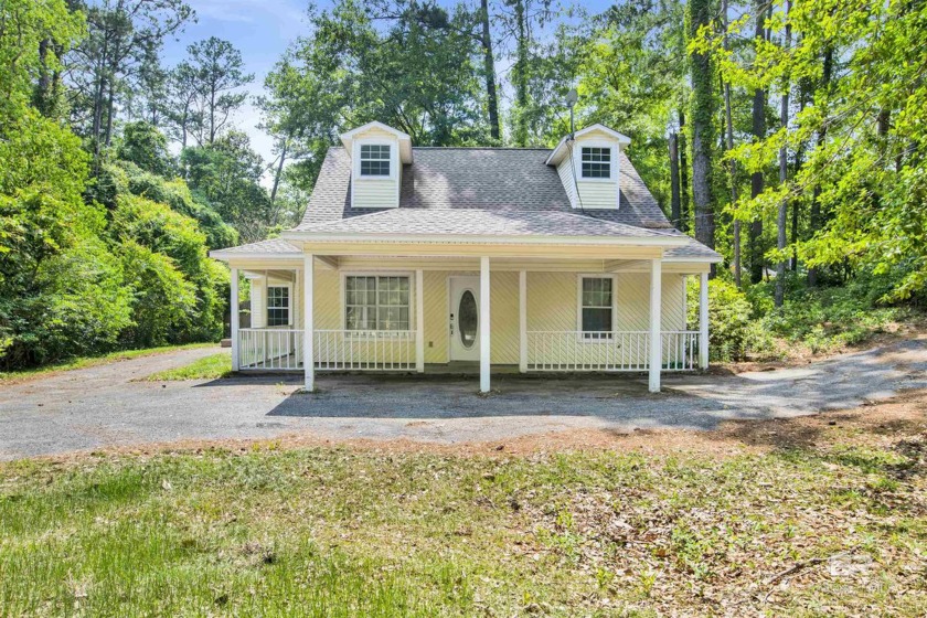 Welcome to 101 Pagan Circle in Daphne! This charming suburban - Beach Home for sale in Daphne, Alabama on Beachhouse.com