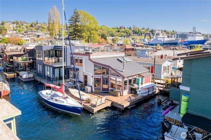 Eastlake's perfect sunny southern spot & 2nd from the end, yet - Beach Home for sale in Seattle, Washington on Beachhouse.com