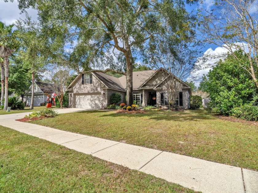 Charming Lakeside Home: 4BR + Bonus room in Hammock Bay - Beach Home for sale in Freeport, Florida on Beachhouse.com