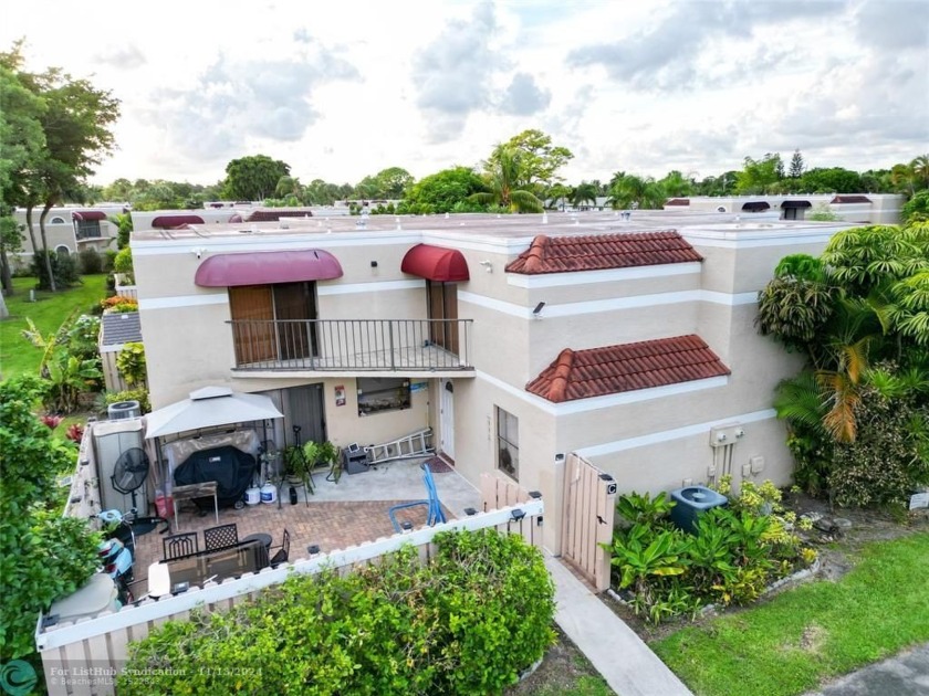 Welcome to the centrally located community of Le-Chateau. This - Beach Townhome/Townhouse for sale in Delray Beach, Florida on Beachhouse.com