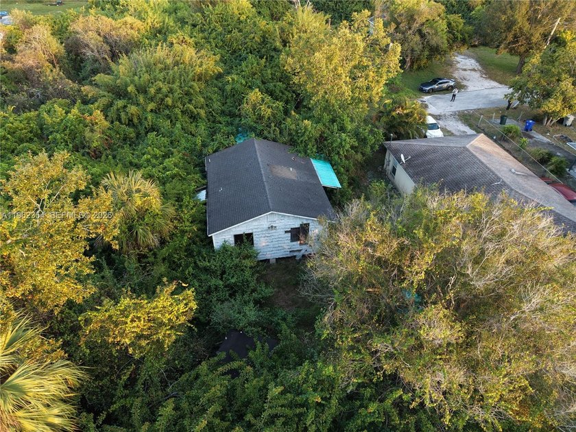 PLEASE READ ALL REMARKS. The aerial pictures are current. The - Beach Home for sale in Vero Beach, Florida on Beachhouse.com