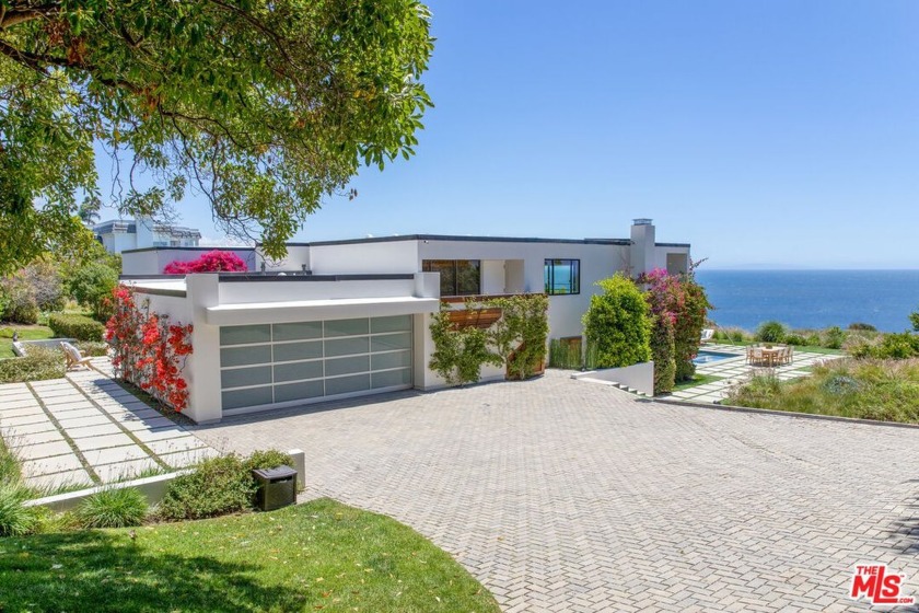 The Robert Conrad Estate...Set behind private gates, this modern - Beach Home for sale in Malibu, California on Beachhouse.com