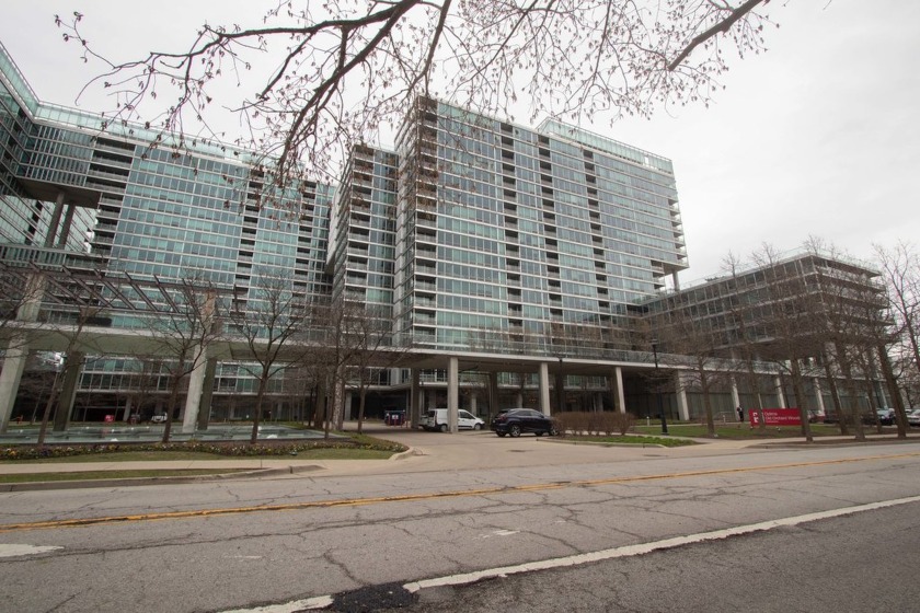 Enjoy the best of urban living in this spacious 2 bedroom, 2 - Beach Home for sale in Skokie, Illinois on Beachhouse.com