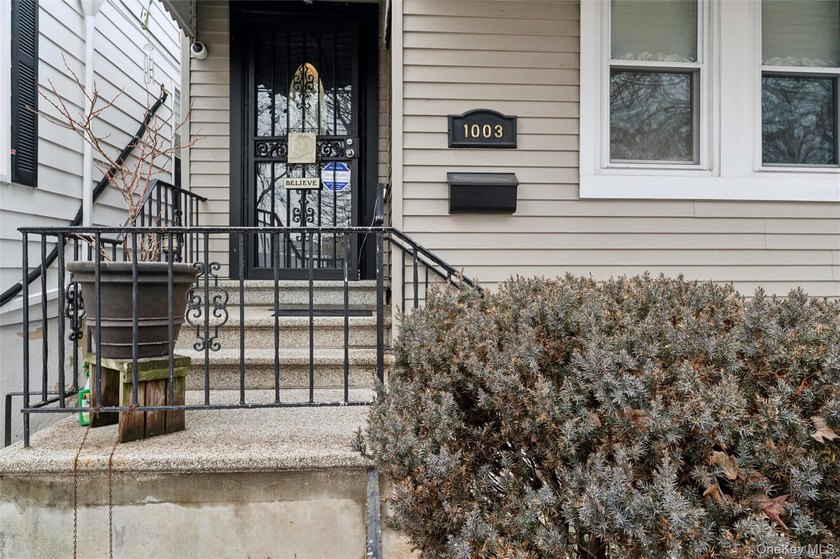 WELCOME TO THIS BEAUTIFULLY RENOVATED DUPLEX OFFERING SPACE - Beach Home for sale in Bronx, New York on Beachhouse.com