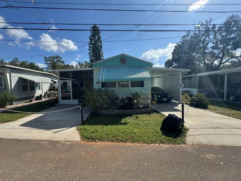 This Impeccably maintained 1986 mobile home in Rose Lake Estates - Beach Home for sale in Tampa, Florida on Beachhouse.com