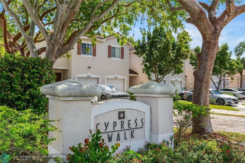 Welcome to your private retreat in this corner unit townhome - Beach Townhome/Townhouse for sale in Tamarac, Florida on Beachhouse.com