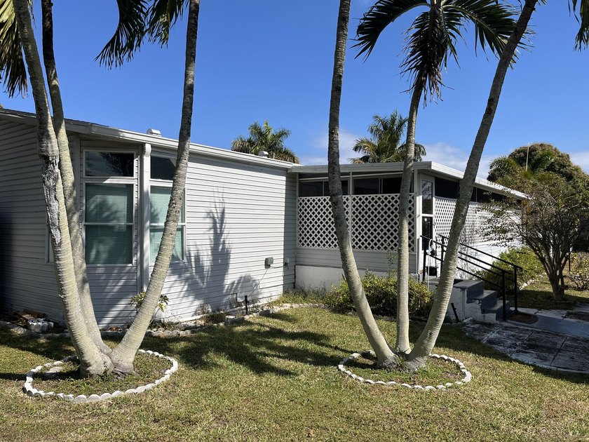 Great opportunity for this manufactured home in Palm Beach - Beach Home for sale in Palm Beach Gardens, Florida on Beachhouse.com