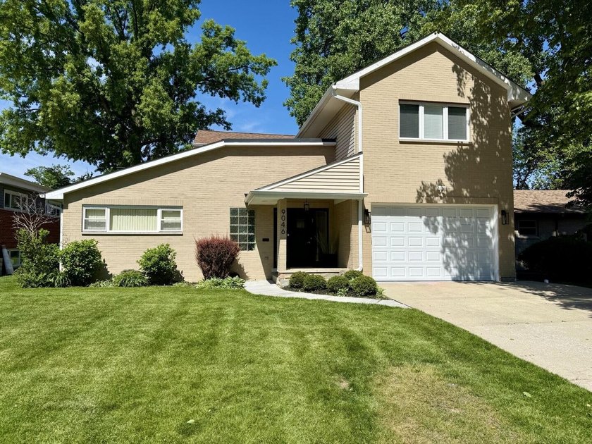 Spacious and thoughtfully designed home with 5 bedrooms and 4 - Beach Home for sale in Skokie, Illinois on Beachhouse.com