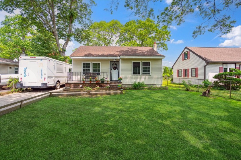 3 BR 1 bath large home on oversized lot.  hardwood floor - Beach Home for sale in Shirley, New York on Beachhouse.com