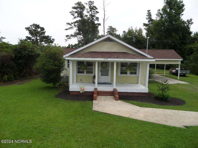 Welcome to 6487 NEUSE RD! This beautifully renovated bungalow - Beach Home for sale in Grantsboro, North Carolina on Beachhouse.com