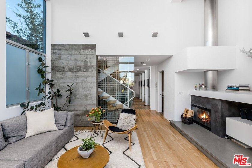 The perfect blend of urban and coastal living in this beautiful - Beach Home for sale in Venice, California on Beachhouse.com