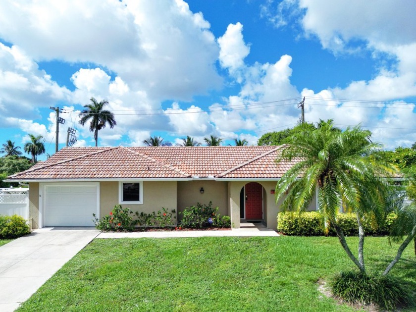 Welcome to your serene lakefront escape in Lake Clarke Shores - Beach Home for sale in Lake Clarke Shores, Florida on Beachhouse.com