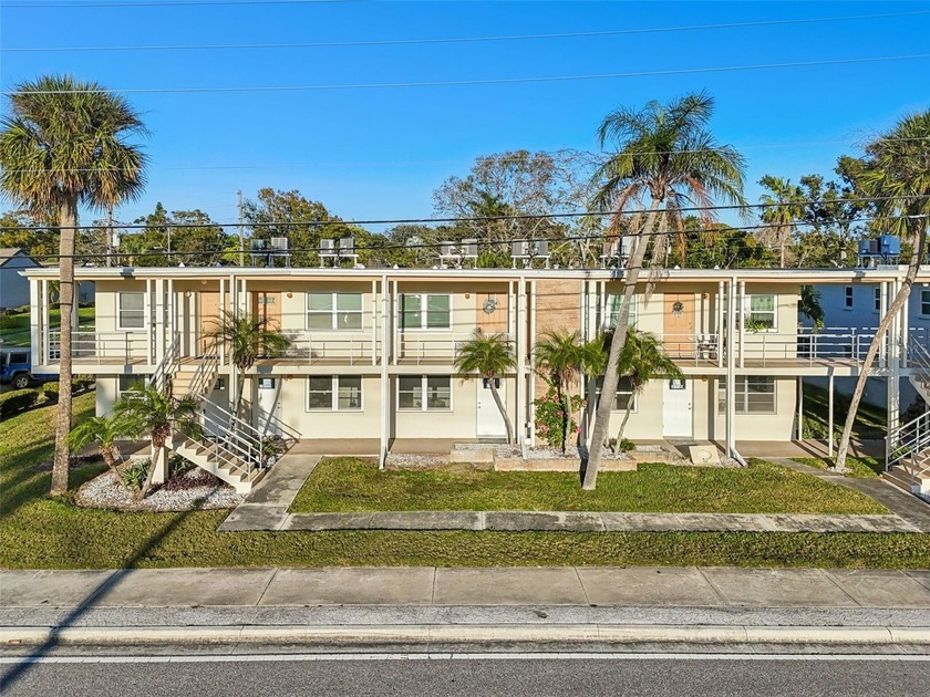 Welcome to this charming 1 bedroom 1 bathroom condo with bonus - Beach Condo for sale in St. Petersburg, Florida on Beachhouse.com
